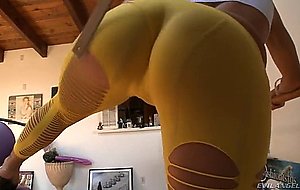 Big bottom hot Brooklyn Lee in yellow leggings