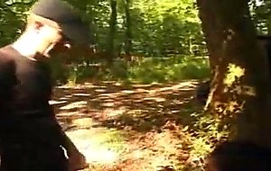 Une auto Stoppeuse Mature baiser en foret