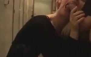 Mature baise dans la cave