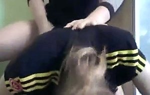 Bombe teen a gros seins pompe un queue et avale