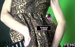 Trap amateur strips down in closeup scene 