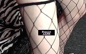 Tattooed trap beauty fingers her asshole 