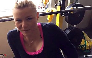 Geile blonde im gym angebaggert und gefickt