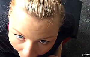 Geile blonde im gym angebaggert und gefickt