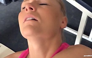 Geile blonde im gym angebaggert und gefickt