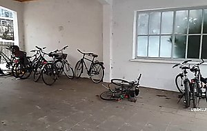 Natursektspiele auf dem bahnhofsklo