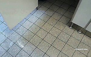 Natursektspiele auf dem bahnhofsklo