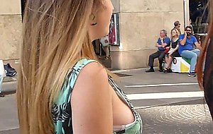 Candid wobbling side boobs