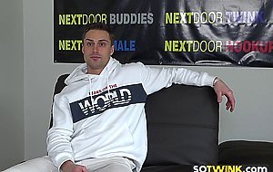 Hunk stud masturbates to get casted in adult movies