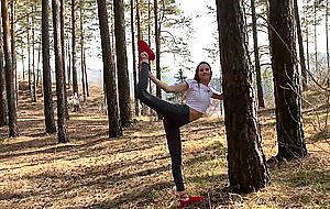 Hot chick enjoys herself in an outdoors session