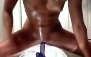Sexy babe toys and cums on webcam