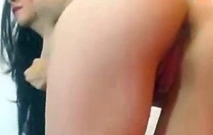 Girl shaking ass and fingering