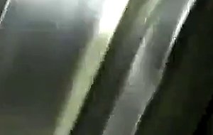Filmou caminhoneiro trocando oleo no banheiro