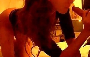 Sexet dansk brunette med dyb halsblaesning 69