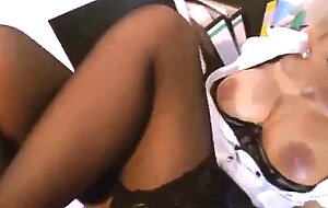 Geile Tussi in Dessous wird gut gefickt und auf die Muschi gespritzt