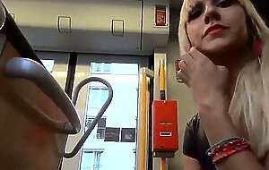 Blondes deutsches Luder in Lack gibt einen Handjob