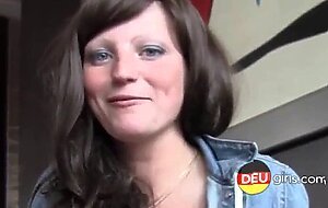 Deutsches Amateur-Paar bekommt Blowjob und Gesichtsbehandlung im offentlichen Badezimmer bei