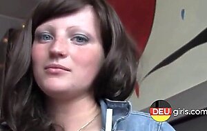 Deutsches Amateur-Paar bekommt Blowjob und Gesichtsbehandlung im offentlichen Badezimmer bei