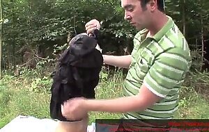 Le pique-nique a la la campagne francaise derape en moment de baise.