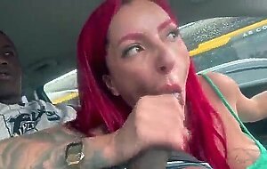 Ruiva hotwife tirando porra do pau no transito, nao desperdicou uma gotinha