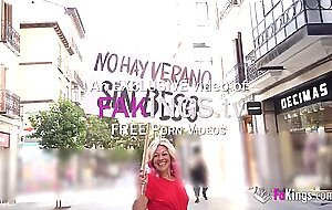 Kissin' guys at the street is Sandra V's favorite hobbie!