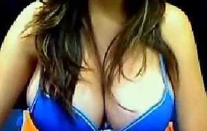 Belle teen exhibe ses enooormes seins a la webcam!