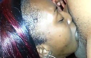 Eine schwarze freundin tut oralsex und schluckt sperma