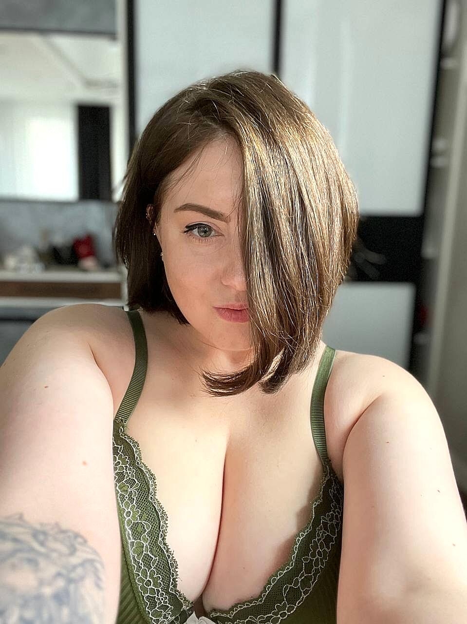 Chubby babe Kristi KKK flaunts her round fat ass and big tits in a solo