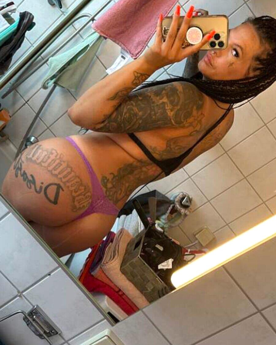 Glamorous Babe Flaunts Her Fine Ass While Showing Off Her Tattoos Amateur, Babe, Beautiful, Sexy, Solo