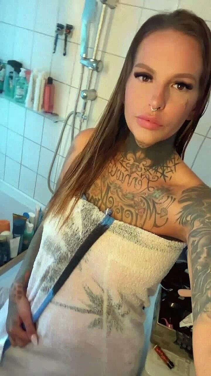 Glamorous Babe Flaunts Her Fine Ass While Showing Off Her Tattoos Amateur, Babe, Beautiful, Sexy, Solo