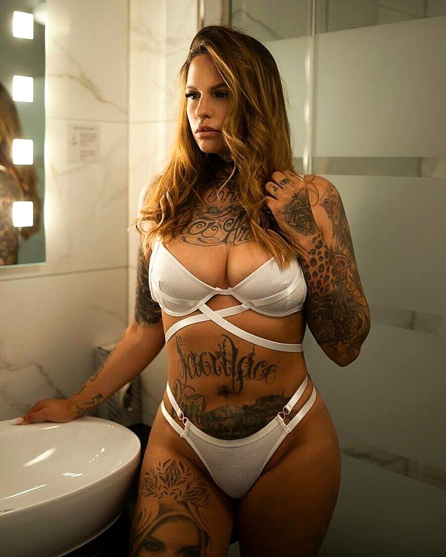 Glamorous Babe Flaunts Her Fine Ass While Showing Off Her Tattoos Amateur, Babe, Beautiful, Sexy, Solo
