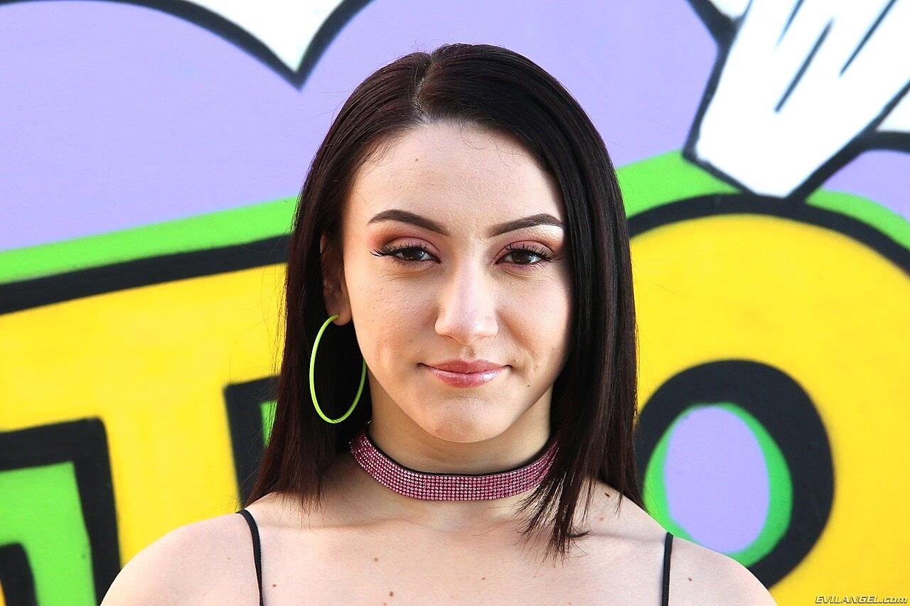 Sexy Brunette Mandy Muse Exposes Her Gigantic Ass & Spreads It Outdoors Ass, Cute, Latina, Pornstar