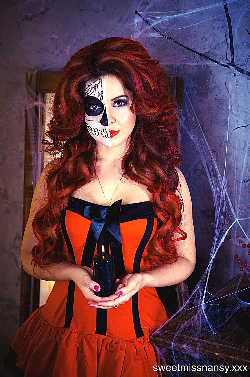 Redheaded amateur Yummy Alice flaunts her hot curves on Halloween night