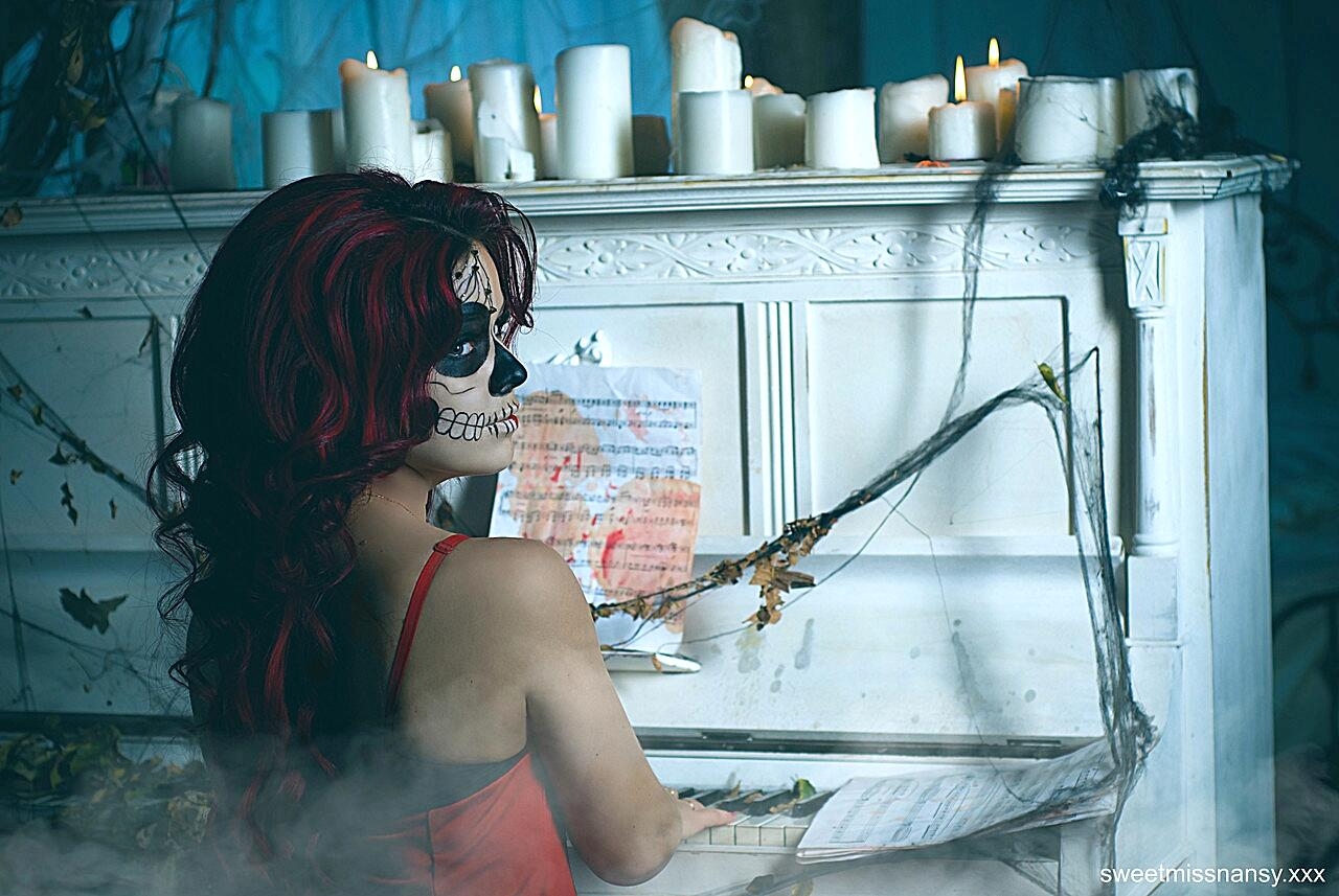 Redheaded Amateur Yummy Alice Flaunts Her Hot Curves On Halloween Night Amateur, Beautiful, Cosplay, Halloween, Redhead