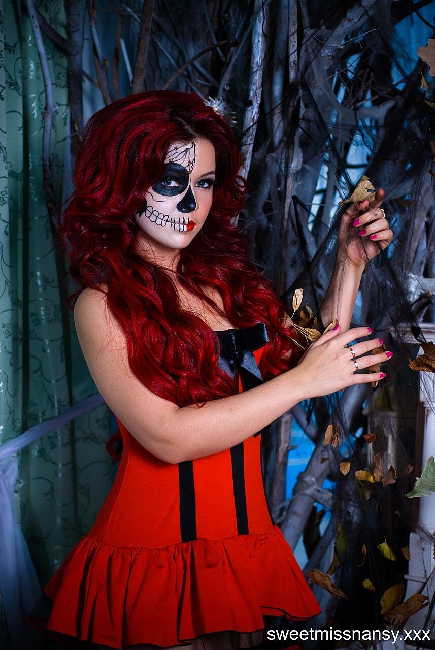 Redheaded Amateur Yummy Alice Flaunts Her Hot Curves On Halloween Night Amateur, Beautiful, Cosplay, Halloween, Redhead