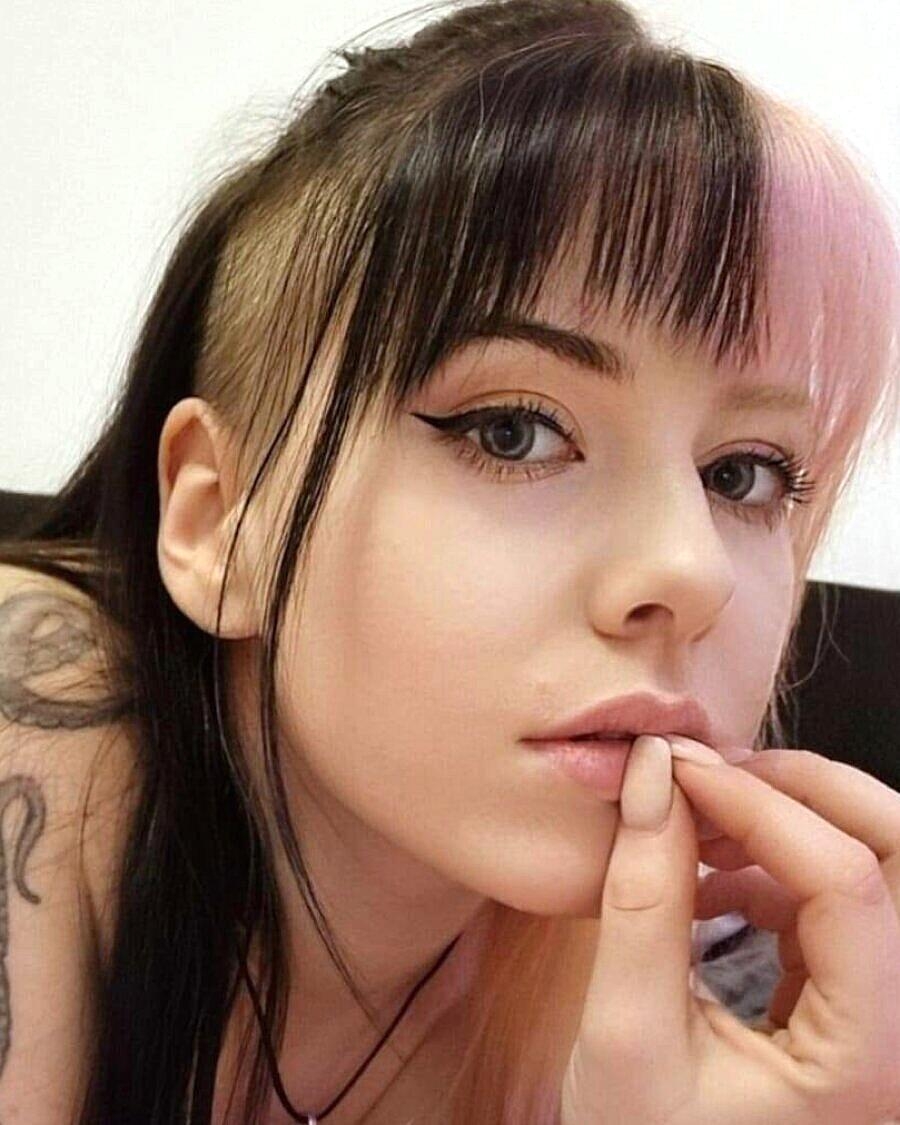 Horny babe with half coloured hair teases with her bubble ass in a solo
