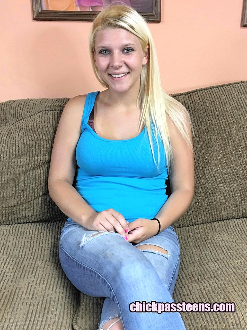Blonde Brianna Stars bares her saggy boobs & gets on her knees for a blowjob
