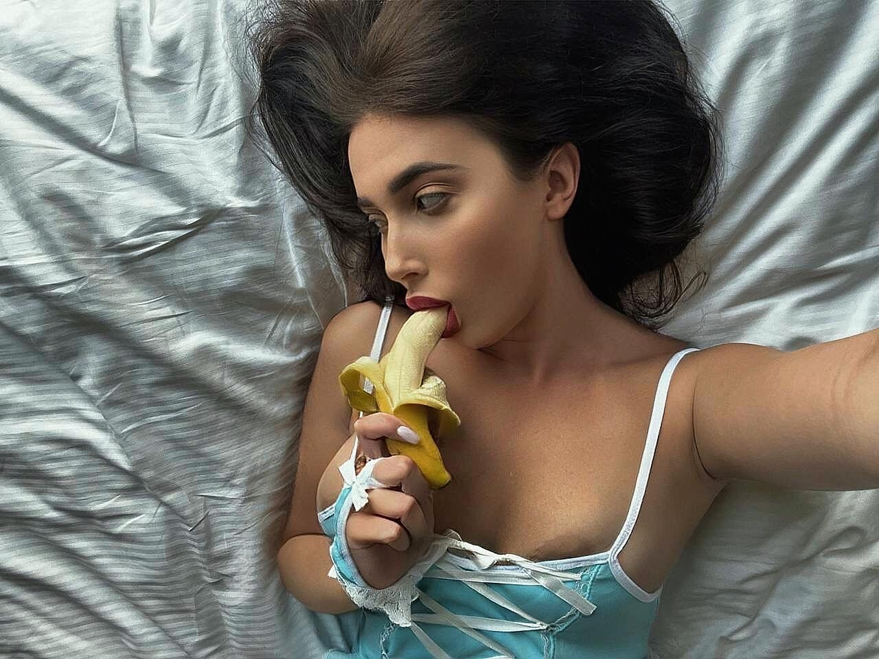 Beautiful Cam Babe Takes Nudes Showing Her Big Tits & Her Hot Ass Amateur, Ass, Big-Tits, Pawg, Selfie