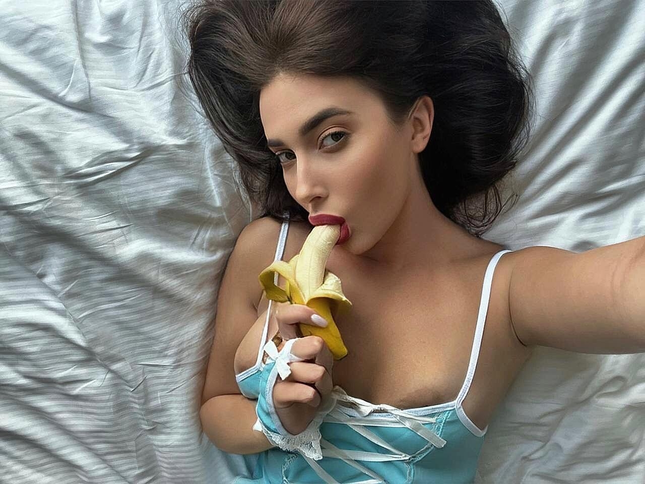 Beautiful Cam Babe Takes Nudes Showing Her Big Tits & Her Hot Ass Amateur, Ass, Big-Tits, Pawg, Selfie