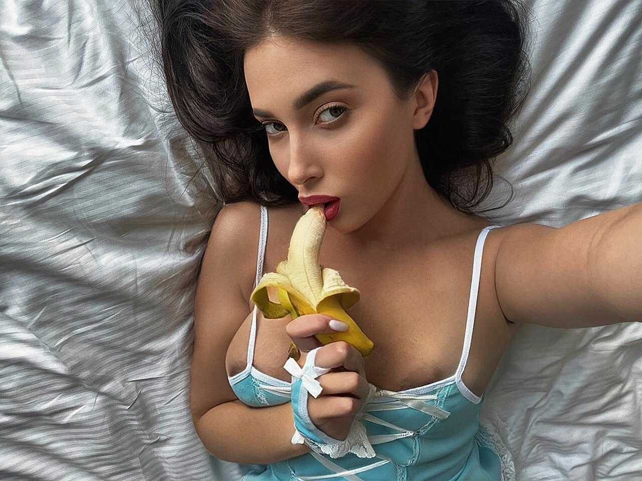 Beautiful Cam Babe Takes Nudes Showing Her Big Tits & Her Hot Ass Amateur, Ass, Big-Tits, Pawg, Selfie