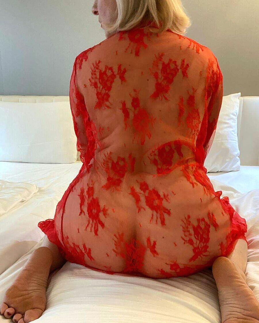 Glamorous Cougar Displays Her Incredible Cleavage And Sexy Feet In A Solo Amateur, Babe, Beautiful, Sexy, Solo